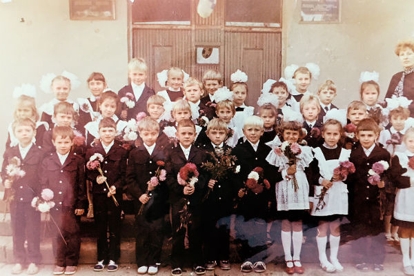 В первый класс мальчик пошел в школу №61 Тракторозаводского района города Волгограда В первый класс мальчик пошел в школу №61 Тракторозаводского района города Волгограда