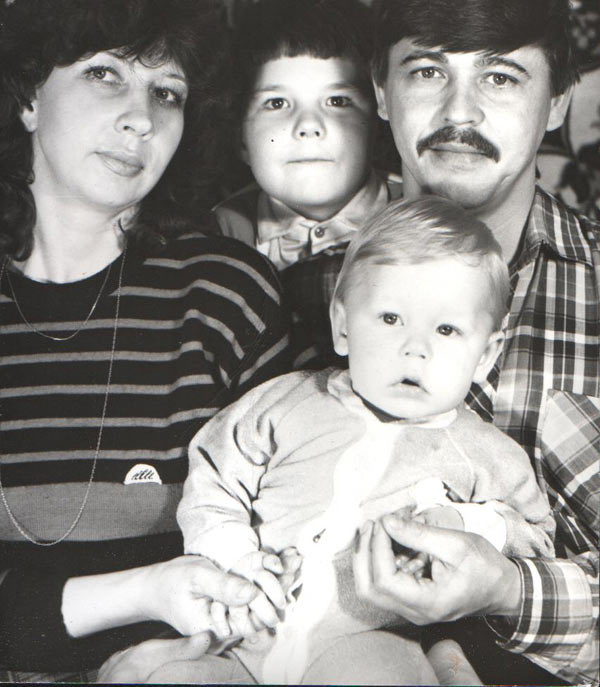 Маленький Дима с родителями и братом Маленький Дима с родителями и братом
