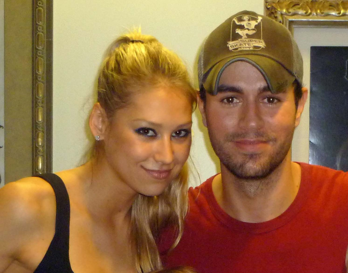 Энрике Иглесиас и Анна Курникова перестали скрывать своих