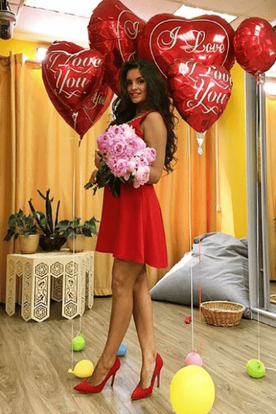 Стелла на фоне подарков от Андрея Стелла на фоне подарков от Андрея