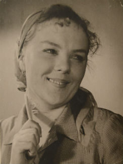 В 20 лет Клёна стала артисткой, будучи уже комсомолкой и красавицей В 20 лет Клёна стала артисткой, будучи уже комсомолкой и красавицей