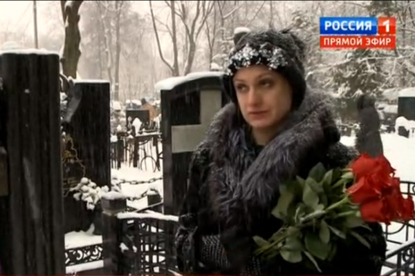 Карина пришла на могилу отца Карина пришла на могилу отца
