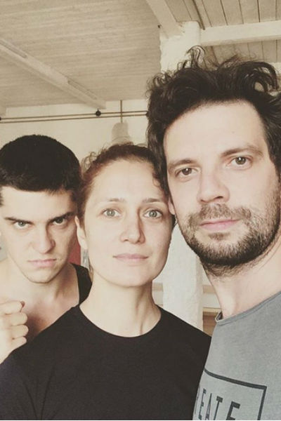 Актер с коллегами по театру Актер с коллегами по театру