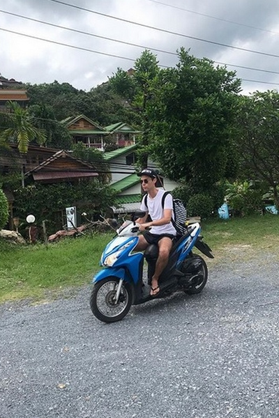 Марк Тишман рассекал по Таиланду на скутере 