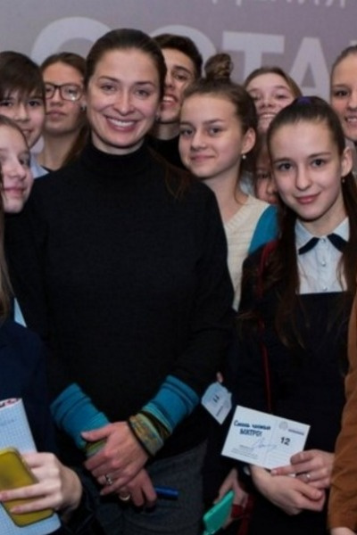 Телеведущая с удовольствием фотографировалась со слушателями мастер-класса Телеведущая с удовольствием фотографировалась со слушателями мастер-класса