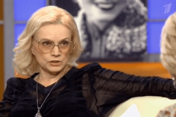 Актриса счастлива со своим мужем Актриса счастлива со своим мужем