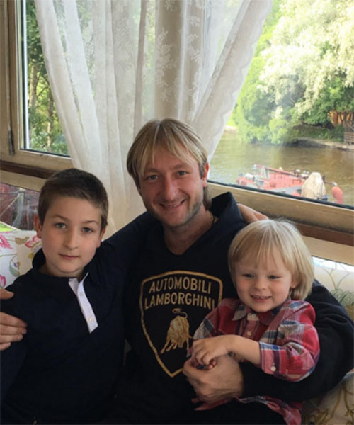 Евгений Плющенко отметил, что мама была бы счастлива видеть его вместе с двумя сыновьями Егором и Сашей Евгений Плющенко отметил, что мама была бы счастлива видеть его вместе с двумя сыновьями Егором и Сашей