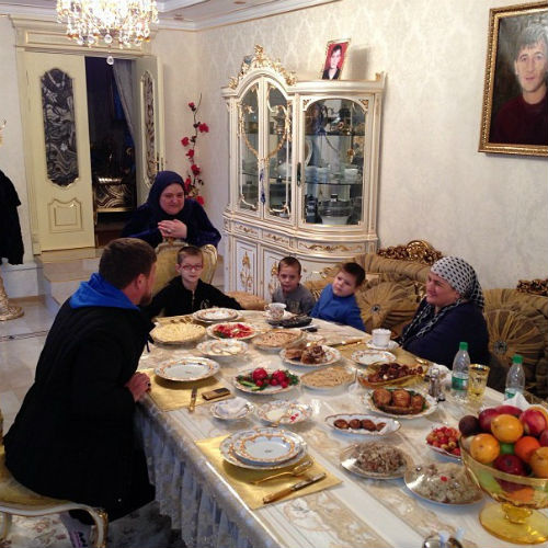 "У Мамы все всегда вкусно бывает", - подписал это фото Рамзан Кадыров "У Мамы все всегда вкусно бывает", - подписал это фото Рамзан Кадыров