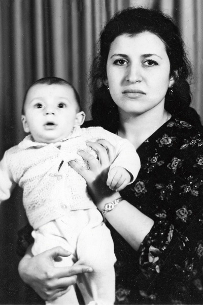 Мама Жасмин со старшим сыном Анатолием, 1975 год Мама Жасмин со старшим сыном Анатолием, 1975 год