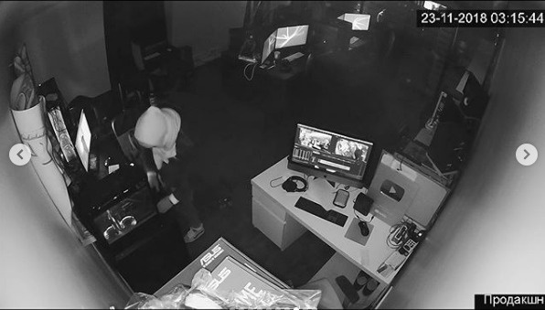 Сардаров опубликовал в соцсети запись с камер видеонаблюдения Сардаров опубликовал в соцсети запись с камер видеонаблюдения