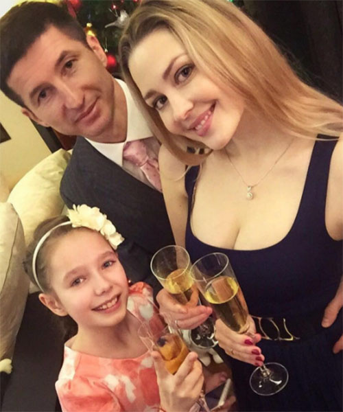 Вера с папой Евгением Алдониным и его женой Ольгой Вера с папой Евгением Алдониным и его женой Ольгой