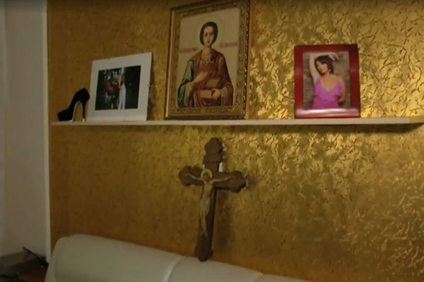 В программе показали комнату Жанны Фриске в доме ее родителей В программе показали комнату Жанны Фриске в доме ее родителей