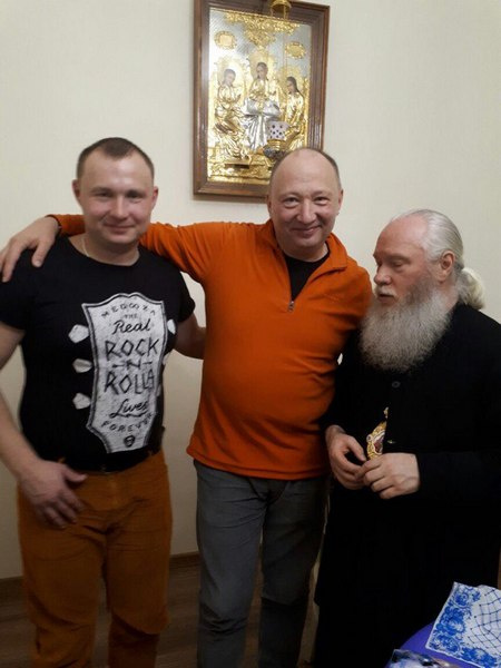 Юрий Гальцев с сыном Михаилом (слева) и курганским митрополитом Иосифом (справа) Юрий Гальцев с сыном Михаилом (слева) и курганским митрополитом Иосифом (справа)