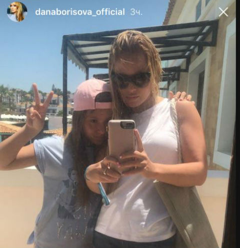 На отдыхе Дана также отказалась от алкогольных напитков На отдыхе Дана также отказалась от алкогольных напитков