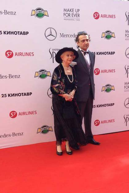 Александр Лазарев трогательно опекает маму Светлану Немоляеву Александр Лазарев трогательно опекает маму Светлану Немоляеву