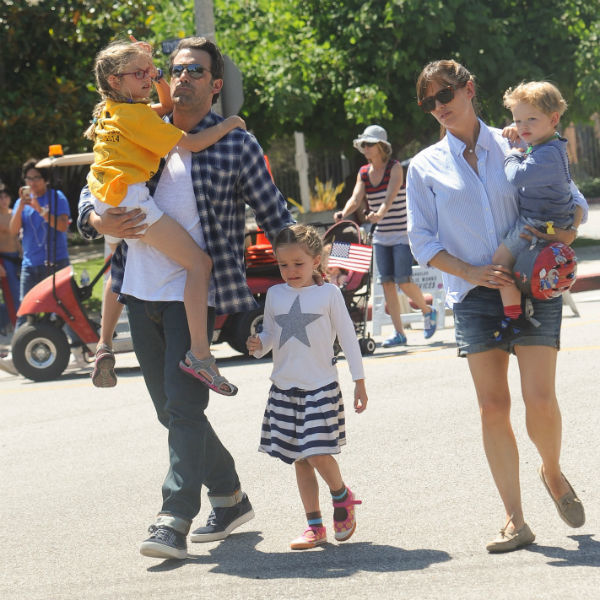 Заботы о детях не сплотили пару. Джен упрекала мужа: &laquo;Мы больше не супруги, а только родители&raquo;