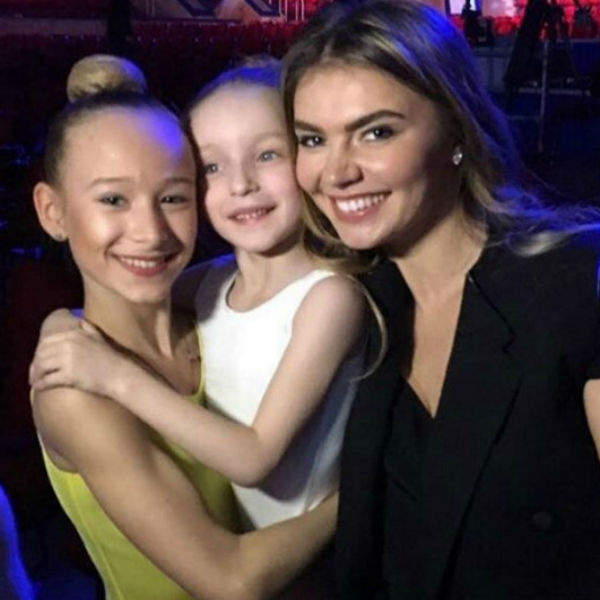Алина Кабаева с участницами фестиваля Алина Кабаева с участницами фестиваля