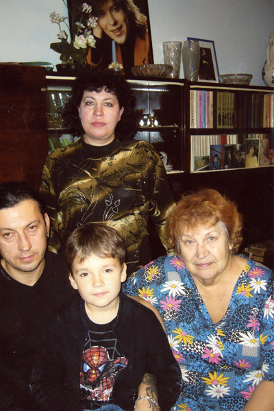 Нонна Павловна Белоусова (справа) с дочерью Мариной, сыном Александром и внуком Нонна Павловна Белоусова (справа) с дочерью Мариной, сыном Александром и внуком