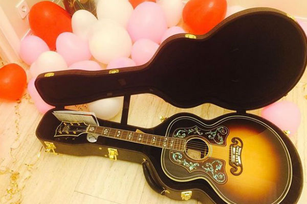 Подарок от возлюбленного певица сфотографировала и показала подписчикам