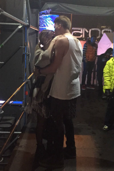 Пара не стесняется проявлять чувства на людях Пара не стесняется проявлять чувства на людях