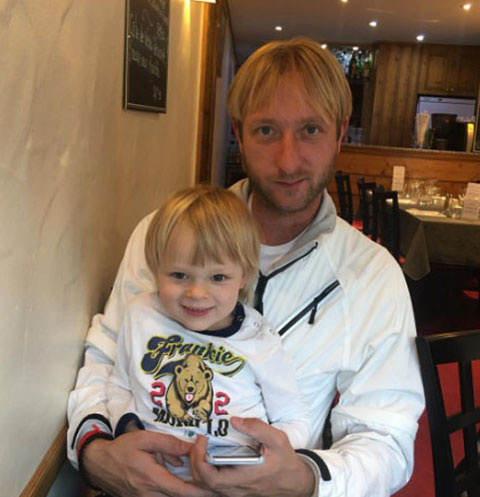 Евгений Плющенко с младшим сыном Сашей Евгений Плющенко с младшим сыном Сашей