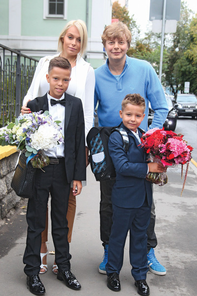 Андрей с женой Мариной и детьми – 11-летним Иваном и 7-летним Артемием, 2015 год Андрей с женой Мариной и детьми – 11-летним Иваном и 7-летним Артемием, 2015 год