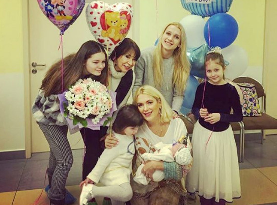 Сегодня актриса выписалась из роддома Сегодня актриса выписалась из роддома
