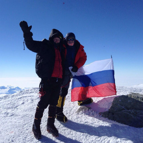 Российский флаг был установлен на высоте 4892 метра Российский флаг был установлен на высоте 4892 метра