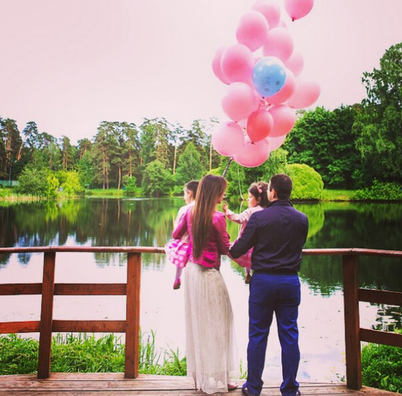 Виктория и Михаил с дочерьми Элиной и Эстеллой