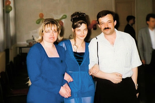 Будущая звезда на выпускном балу с родителями – Ириной Анатольевной и Андреем Витальевичем Будущая звезда на выпускном балу с родителями – Ириной Анатольевной и Андреем Витальевичем