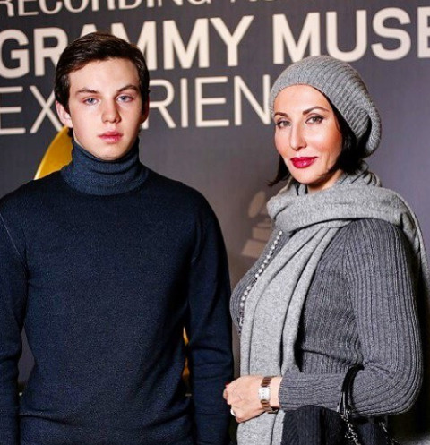 Алика Смехова с сыном Артемом Алика Смехова с сыном Артемом