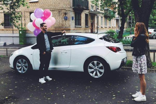 Мужчина подарил возлюбленной новенький автомобиль Мужчина подарил возлюбленной новенький автомобиль