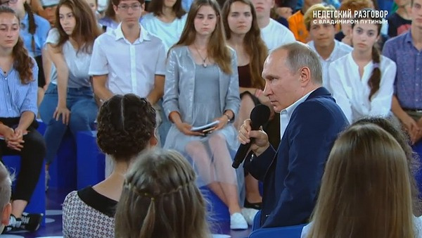 Владимир Путин сообщил, что редко пользуется Интернетом Владимир Путин сообщил, что редко пользуется Интернетом