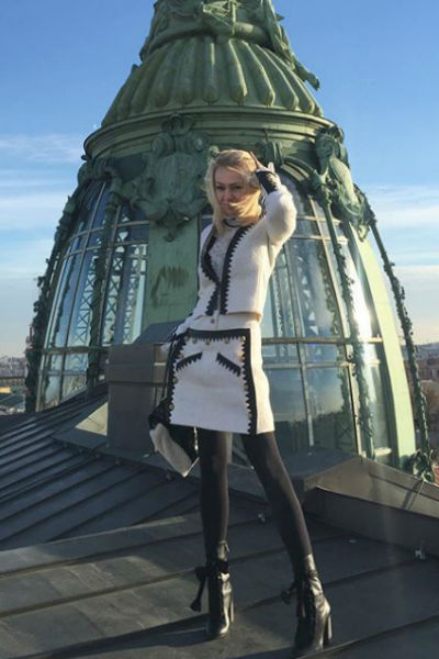 В Санкт-Петербурге Рудковская продемонстрировала свои стройные ноги на крыше дома В Санкт-Петербурге Рудковская продемонстрировала свои стройные ноги на крыше дома