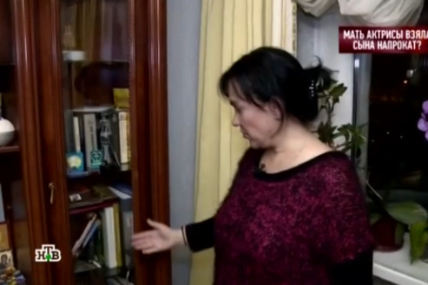 Ирина показала комнату, в которой жил ее приемный сын Ирина показала комнату, в которой жил ее приемный сын