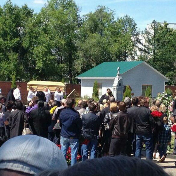 Сотни людей аплодировали Фриске, провожая ее в последний путь Сотни людей аплодировали Фриске, провожая ее в последний путь