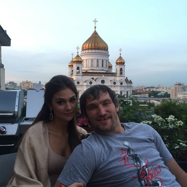 Влюбленные покинули родину и отправились в США, где Овечкин работает по контракту Влюбленные покинули родину и отправились в США, где Овечкин работает по контракту