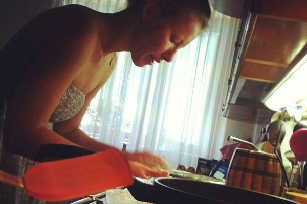 Знаменитость научилась готовить сырники ради любимого мужа