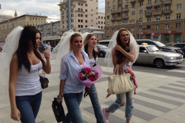 Девушки собрались, чтобы расслабиться перед девичником Девушки собрались, чтобы расслабиться перед девичником