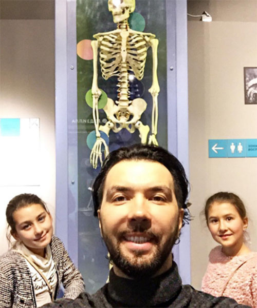 Денис Клявер с дочкой Евы Польны Эвелин и сестрой девочки Амалией сходил в музей Денис Клявер с дочкой Евы Польны Эвелин и сестрой девочки Амалией сходил в музей