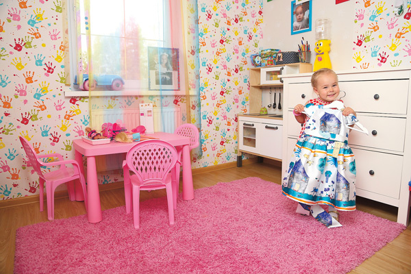 3-летняя Ника – настоящая модница. Для нарядов в ее комнате есть большой шкаф 3-летняя Ника – настоящая модница. Для нарядов в ее комнате есть большой шкаф