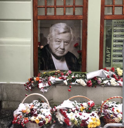 У портрета Олега Табакова У портрета Олега Табакова