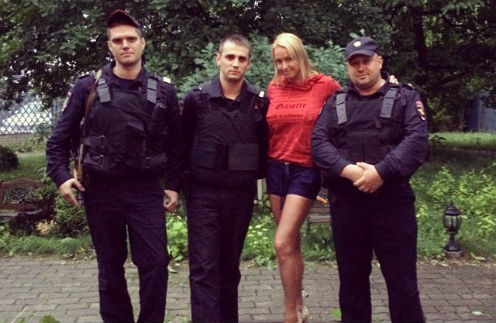 Анастасия Волочкова с полицейскими Анастасия Волочкова с полицейскими