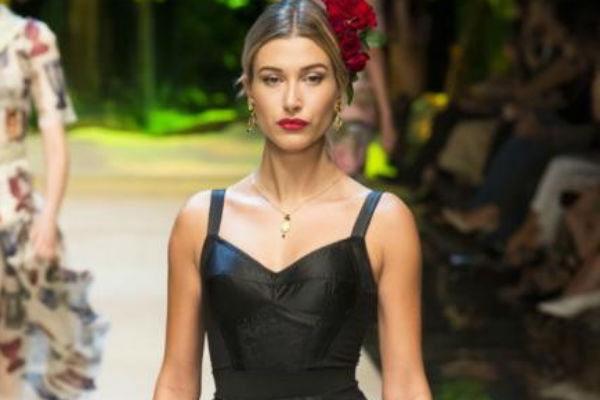 Практически в каждой коллекции Dolce&Gabbana используется элемент бюстье Практически в каждой коллекции Dolce&Gabbana используется элемент бюстье