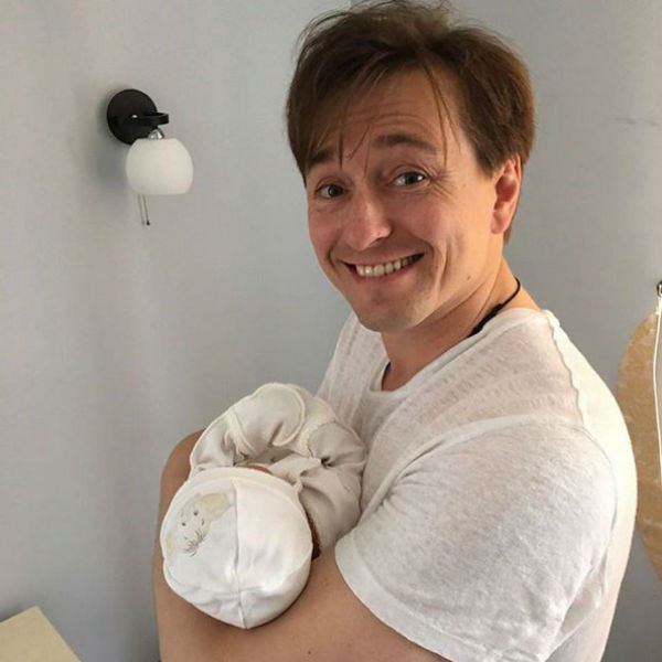 Актер с новорожденной дочкой Машей Актер с новорожденной дочкой Машей