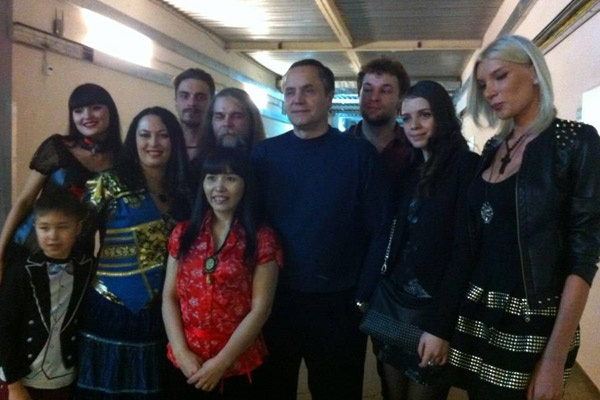 Редкое фото Соколова с экстрасенсами - на съемках актер общался с ними по минимуму Редкое фото Соколова с экстрасенсами - на съемках актер общался с ними по минимуму