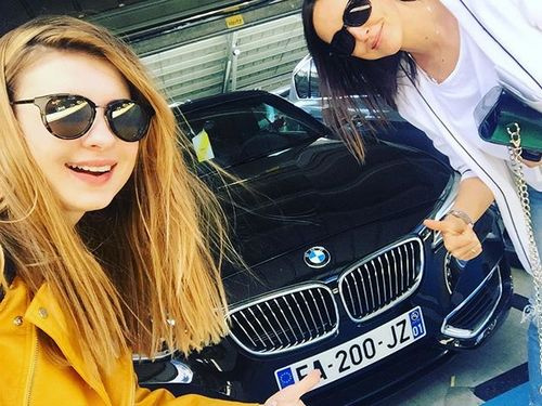 Анна Цуканова-Котт и Алина Алексеева выбирают машину для поездок по Лазурному Берегу Анна Цуканова-Котт и Алина Алексеева выбирают машину для поездок по Лазурному Берегу
