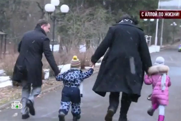 Перед прогулкой Филипп Киркоров помогал сыну и дочери одеться