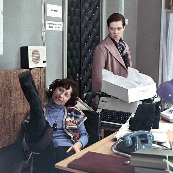 В 1977 году зрители влюбились в Ахеджакову после выхода на экраны «Служебного романа» В 1977 году зрители влюбились в Ахеджакову после выхода на экраны «Служебного романа»