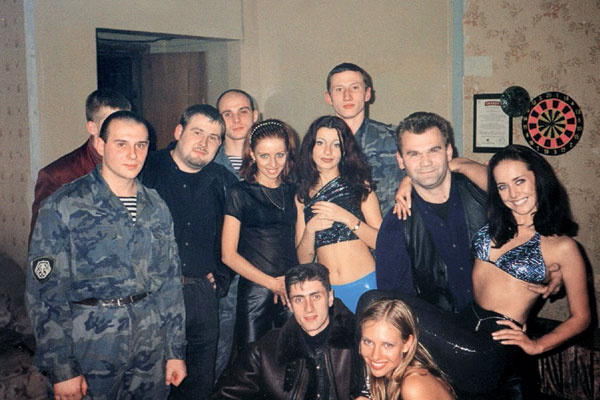 Впервые Андрей поднял Жанну на руки в 1997 году (на фото справа) Впервые Андрей поднял Жанну на руки в 1997 году (на фото справа)